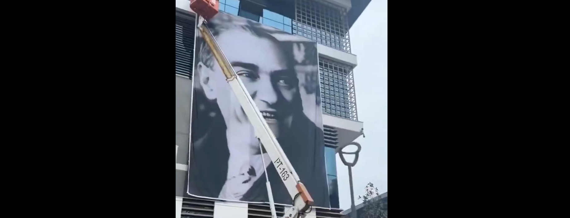 AKP'den CHP'ye geçen Trabzon Ortahisar Belediyesi'ne Atatürk posteri asıldı