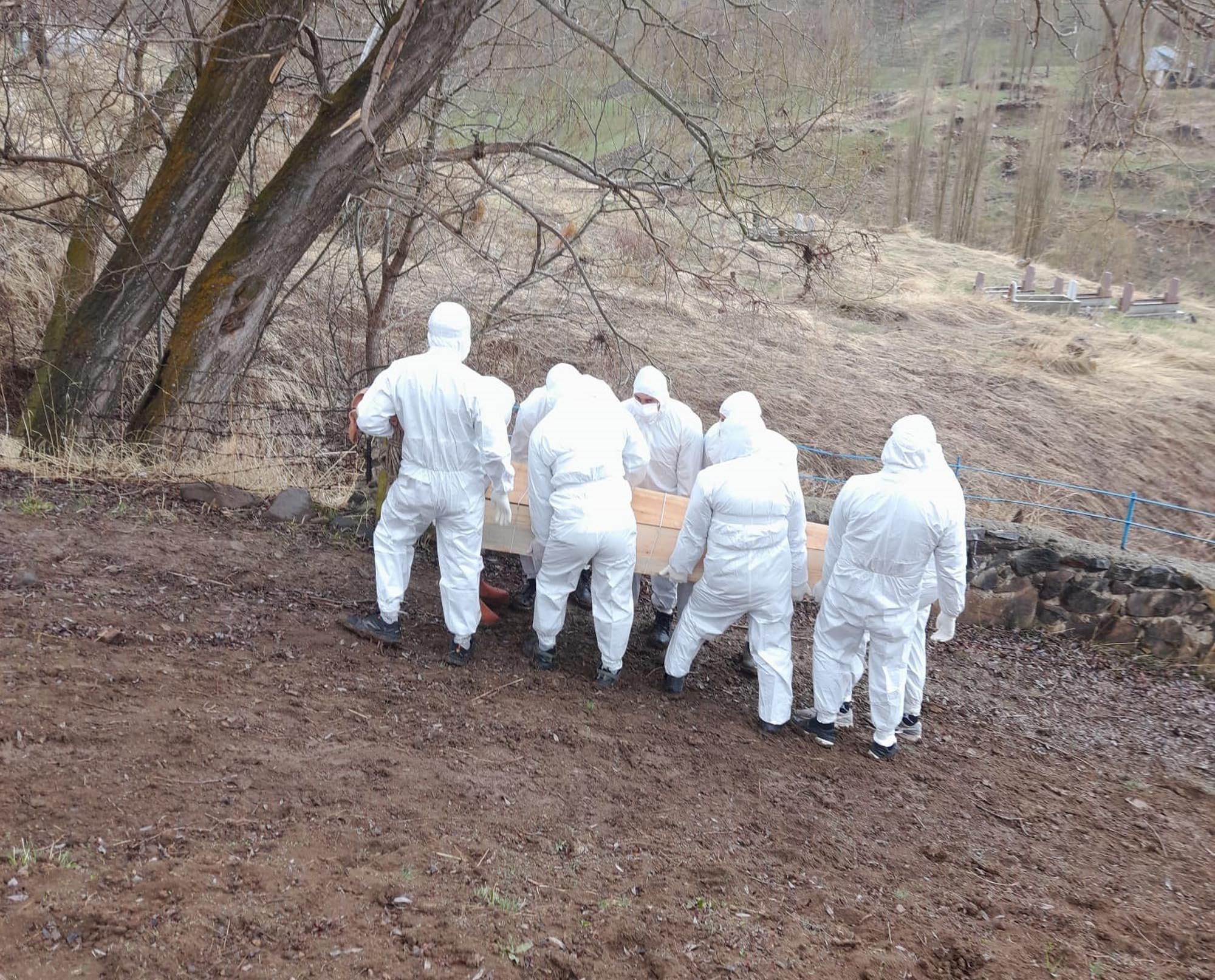 Kene kabusu tekrar başladı: Cenazede özel kıyafet giyildi