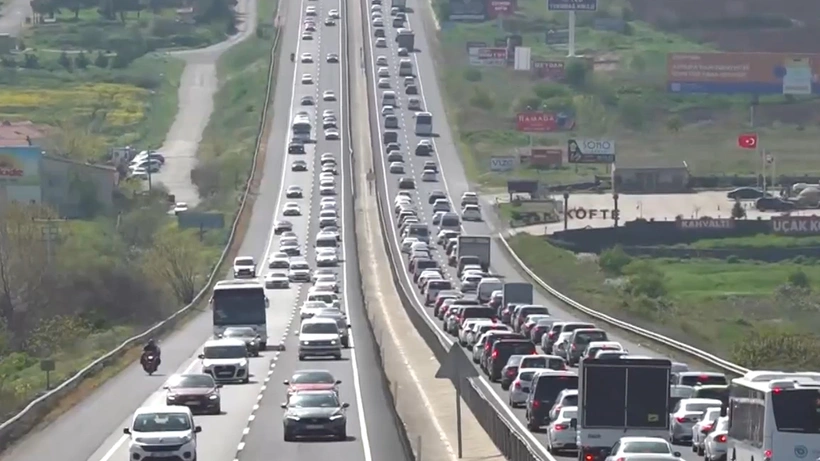 İstanbul'da bayram dönüşü trafik çilesi başladı