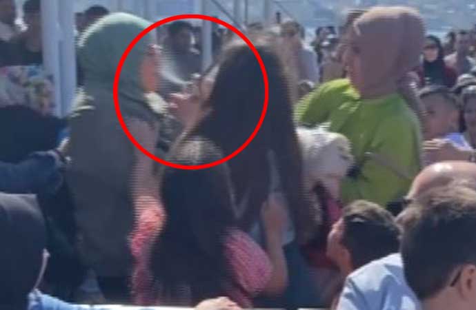 Vapurda kadınlar arasında biber gazlı kavga: Vatandaşlar dört bir yana dağıldı!