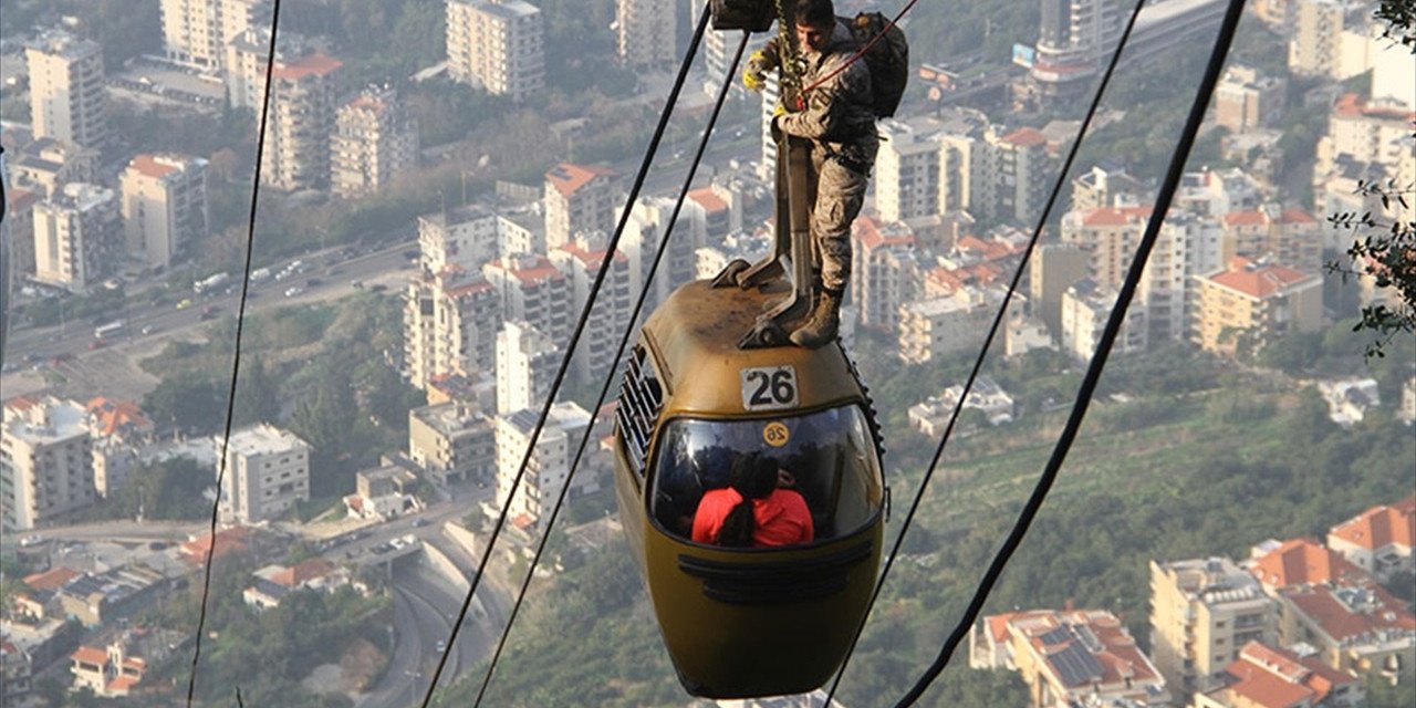Teleferikte mahsur kalanlar iple kurtarılacak: Lübnan'da operasyon saatlerce sürmüştü