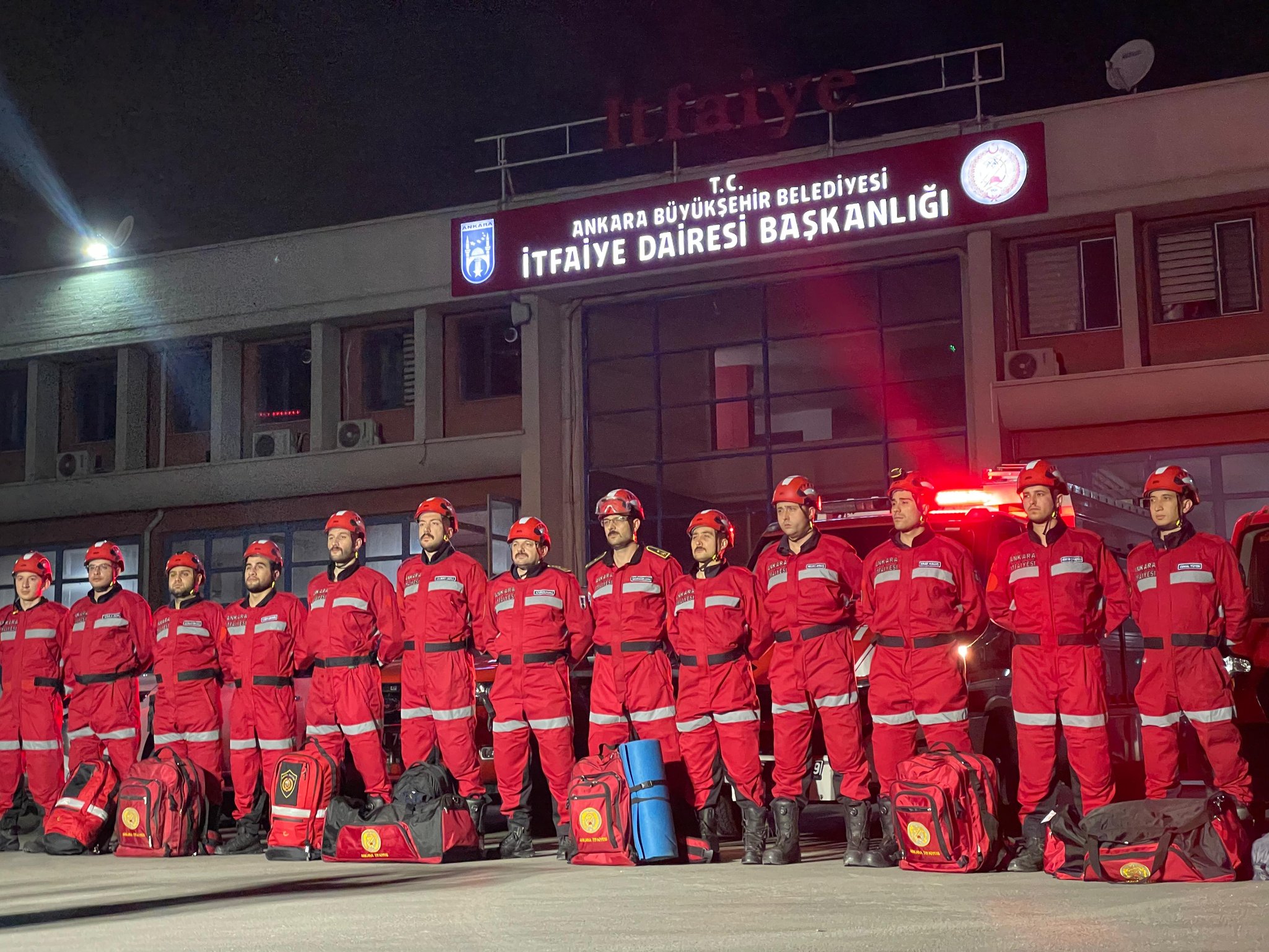 Ankara İtfaiyesi, teleferikte mahsur kalanları kurtarmak için yola çıktı