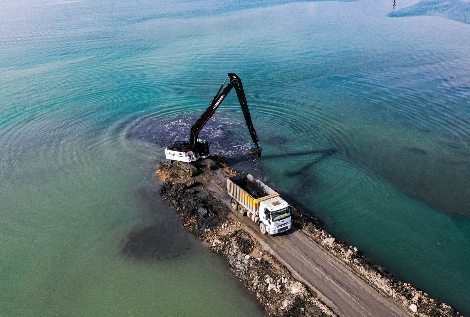 Van Gölü'nden 1 milyon 600 bin metreküp dip çamuru çıkartıldı