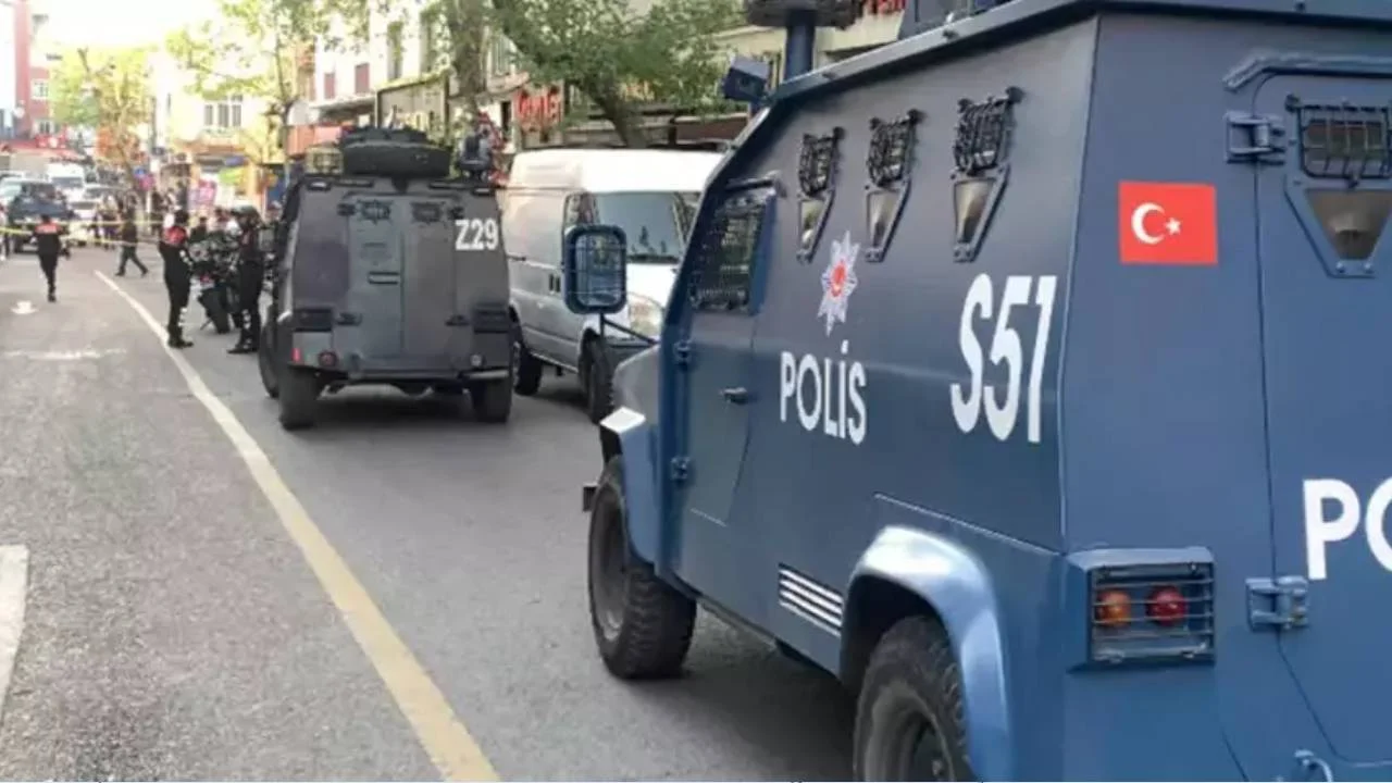 Beyoğlu'nda sokakta bulunanlara silahlı saldırı: 1 ölü, 4 yaralı