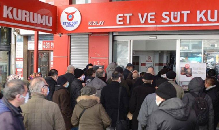 Ankara'da ucuz kıyma kuyruğu: Emekliler 1 kilo kıyma alabilmek için sabah 5'te sıraya girdi