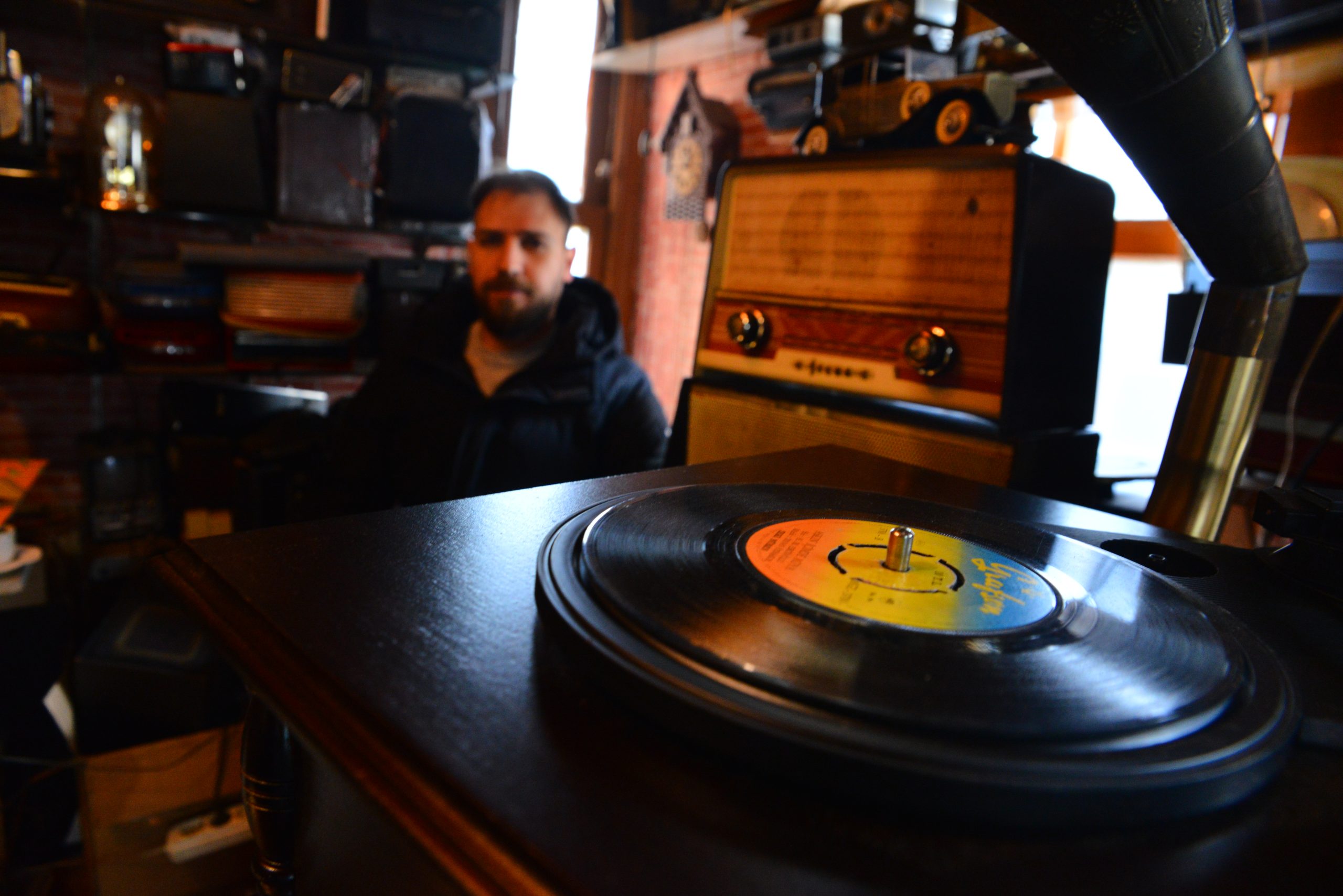 'Nostalji doktoru' 40 yıldır eski radyo ve gramofonları tamir ediyor