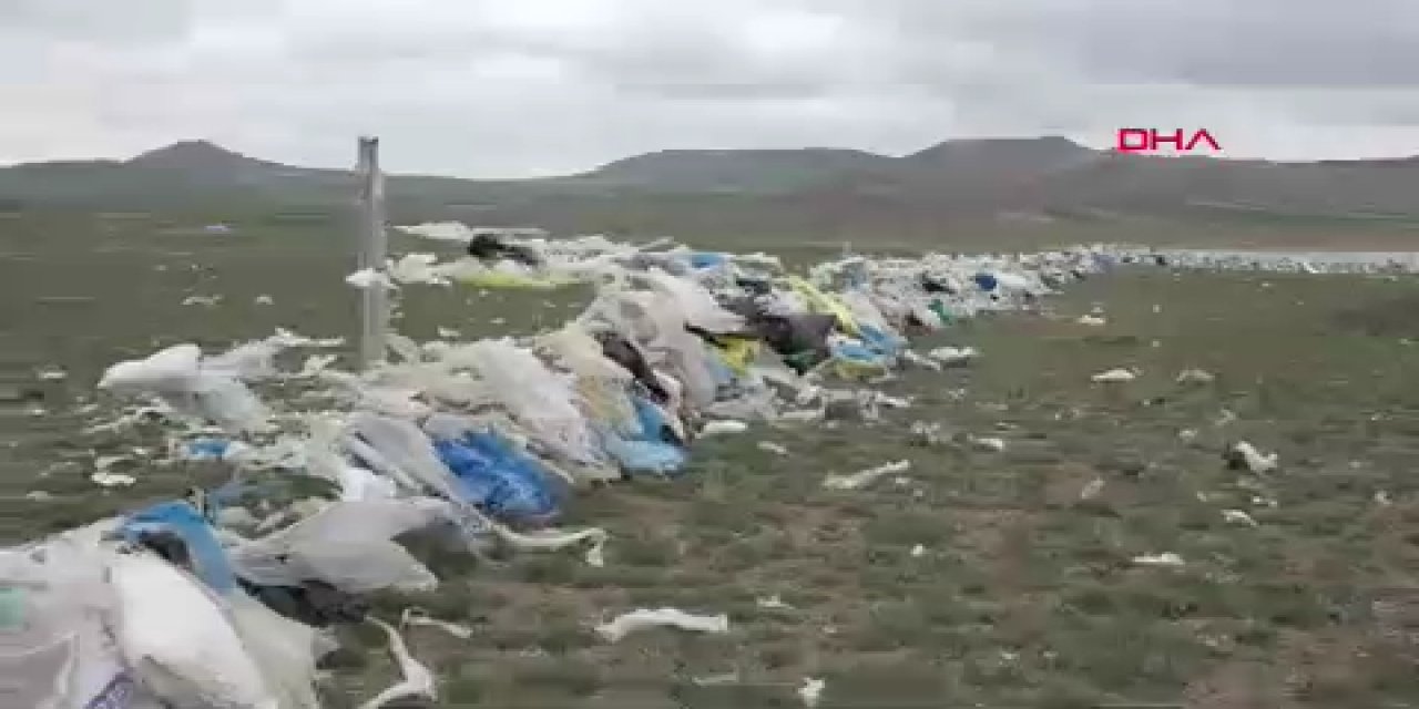 Sivas'ta akıl almaz olay: 30 yıllık çöp, rüzgarla 10 km araziye yayıldı