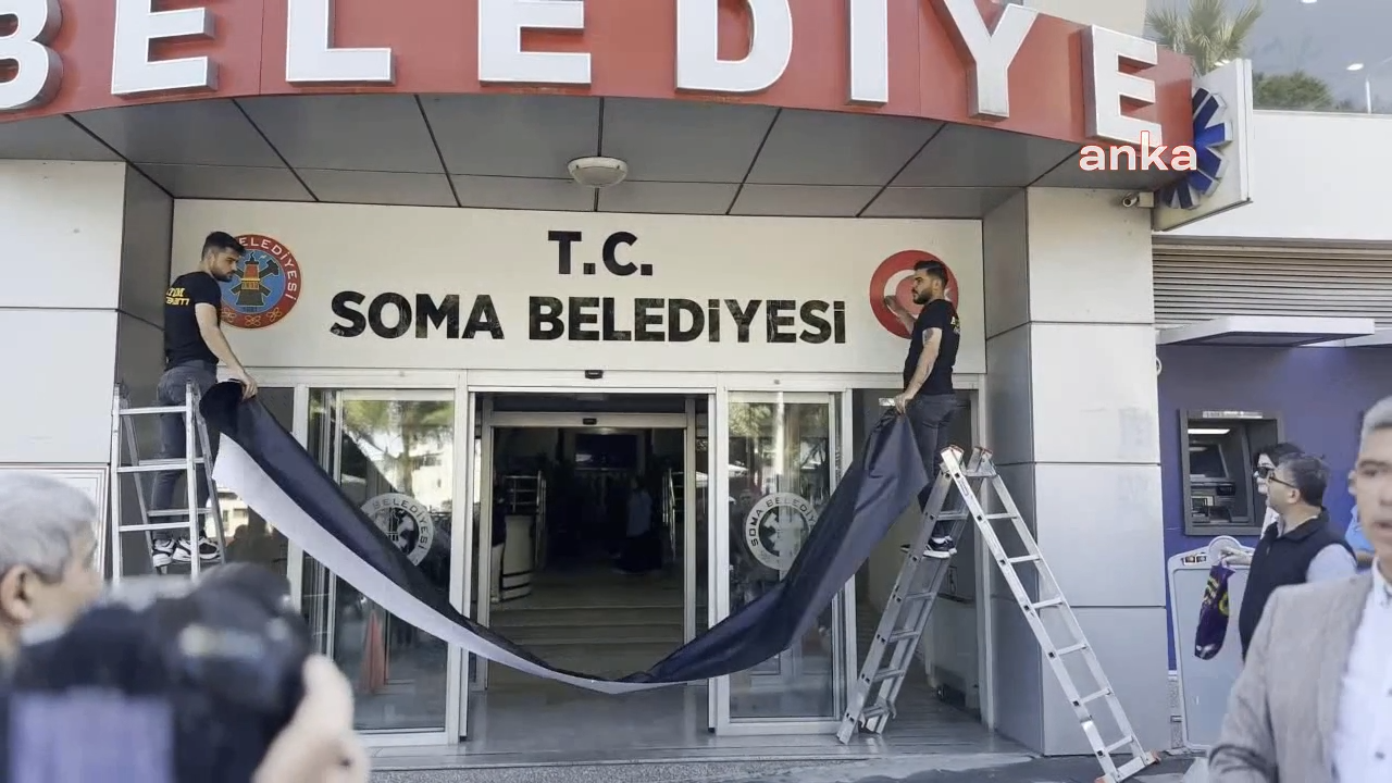 Soma Belediyesi’ne 'Türkiye Cumhuriyeti' yazılı tabela asıldı