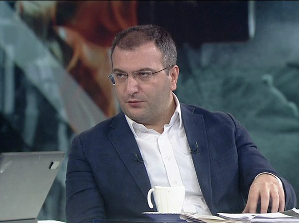 Cem Küçük'ten AKP'li vekiller için 'sansür' iddiası: 'Konuşmalarına bir el mani oluyor'