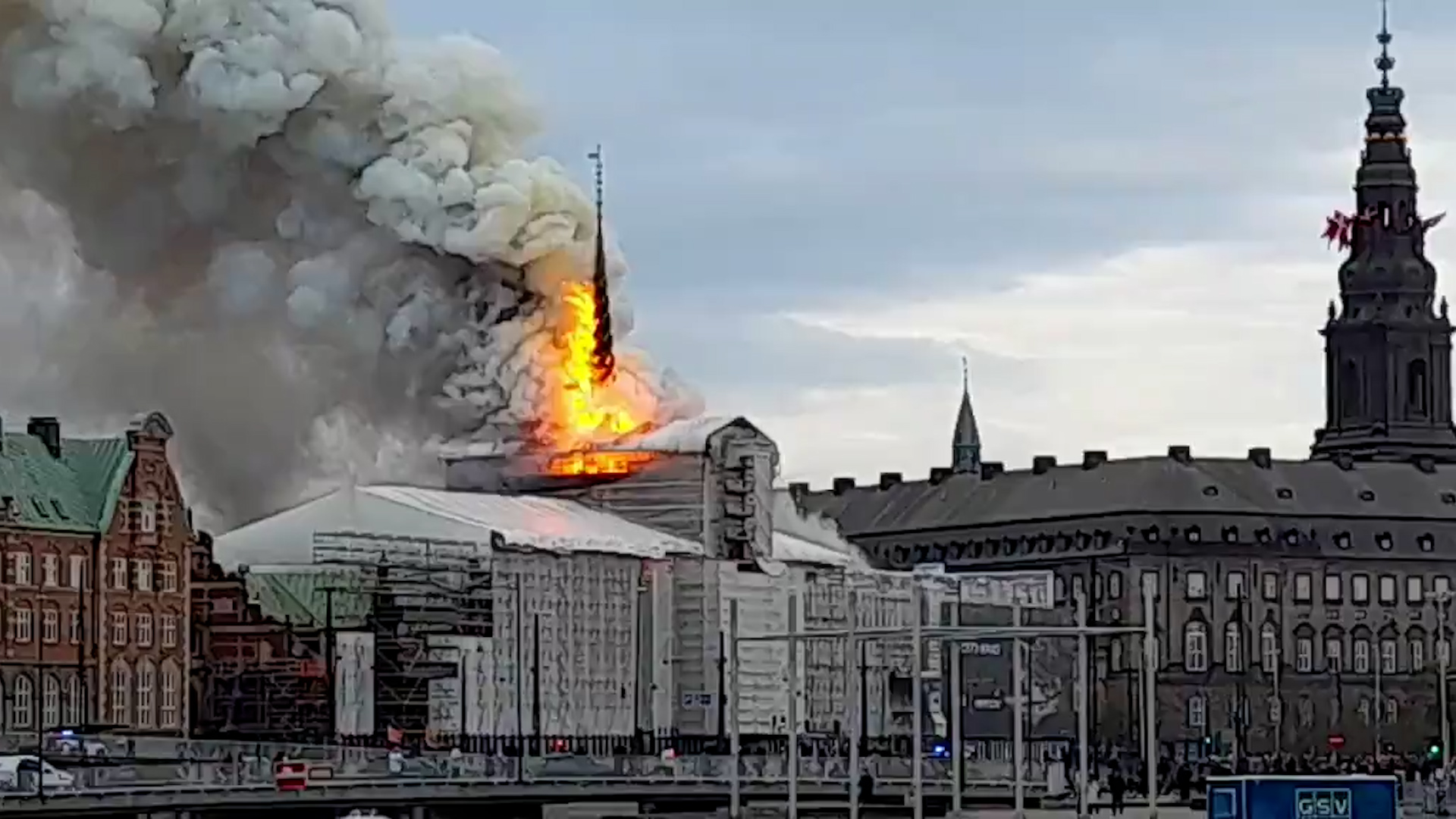 Kopenhag'daki 17. yüzyıldan kalma tarihi borsa binasında yangın çıktı