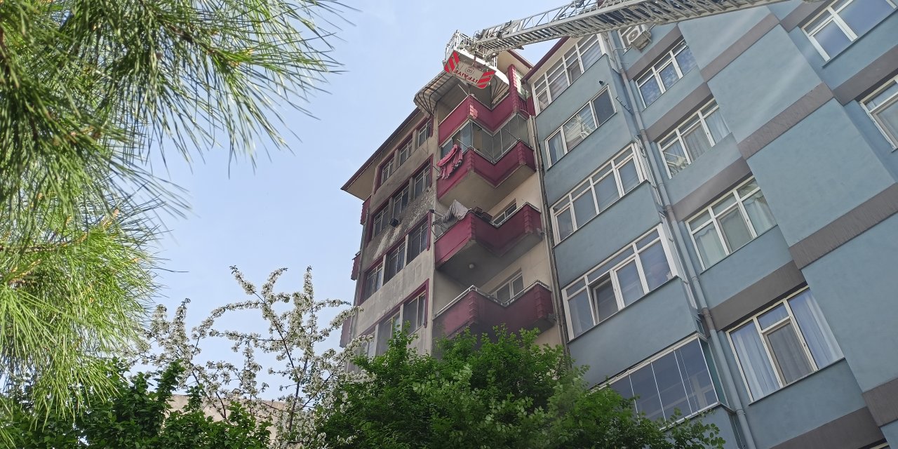 Kocaeli'de 8 katlı binanın giriş katındaki depoda yangın