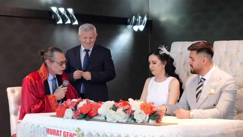 Erdal Beşikçioğlu ilk nikahını kaydı