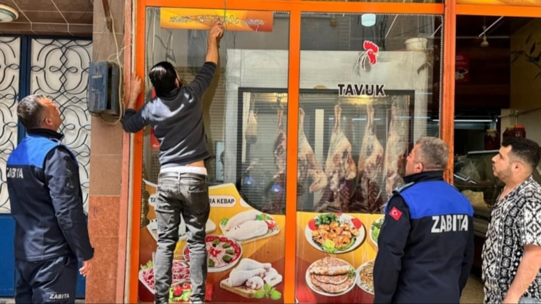 CHP'li belediyeler, Arapça tabelaları kaldırmaya başladı