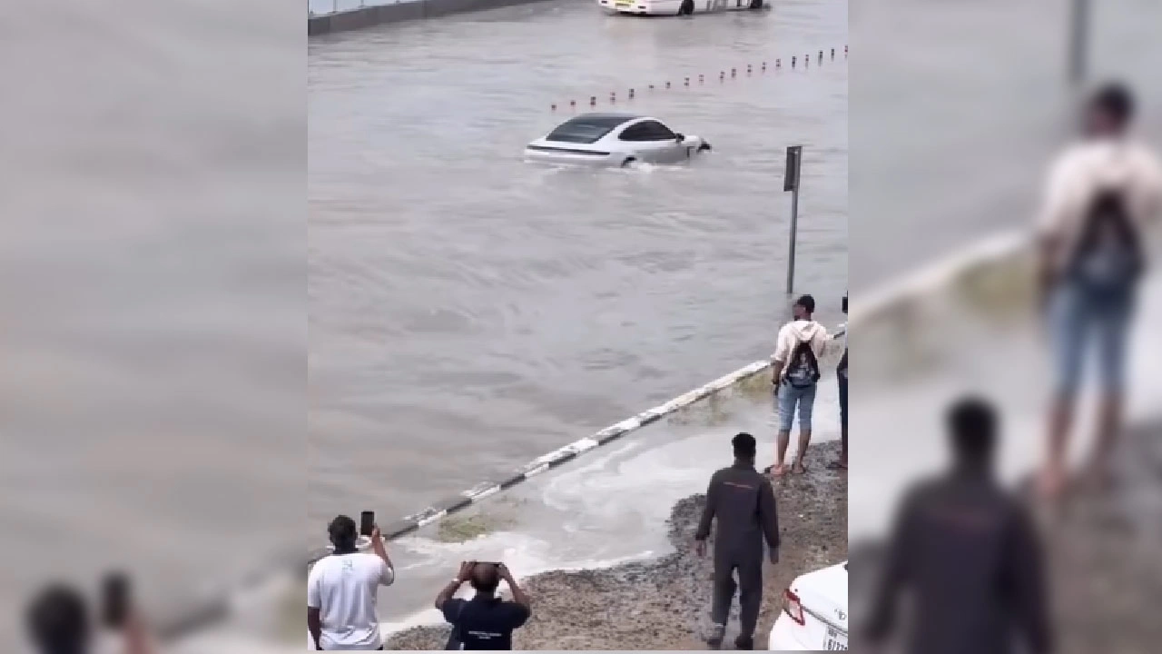 Dubai'deki görüntüler gündem oldu: Sel baskınından yüzerek kurtulan Porsche