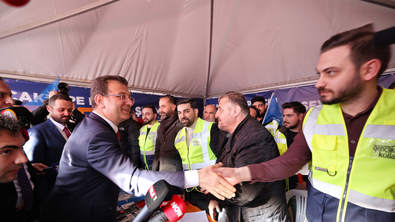 İmamoğlu, AKP'nin seçim çadırını ziyaret etti: Ne kadar çok istiyorsunuz beni
