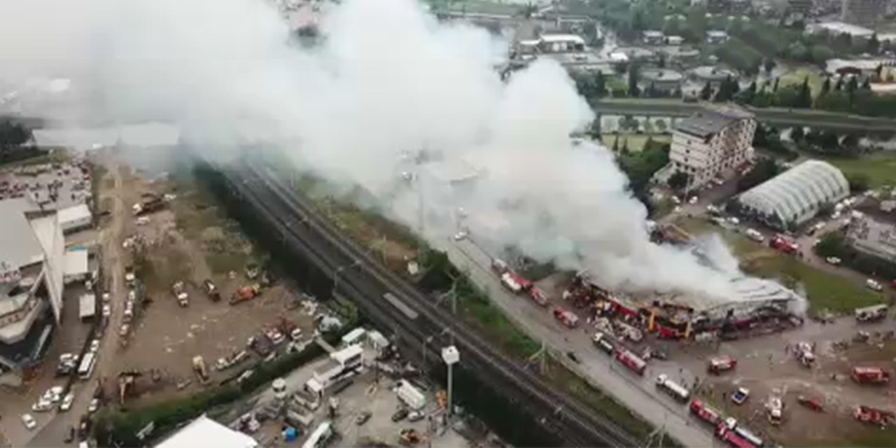 Kocaeli'de markette başlayan yangın, belediyenin tesisine sıçradı