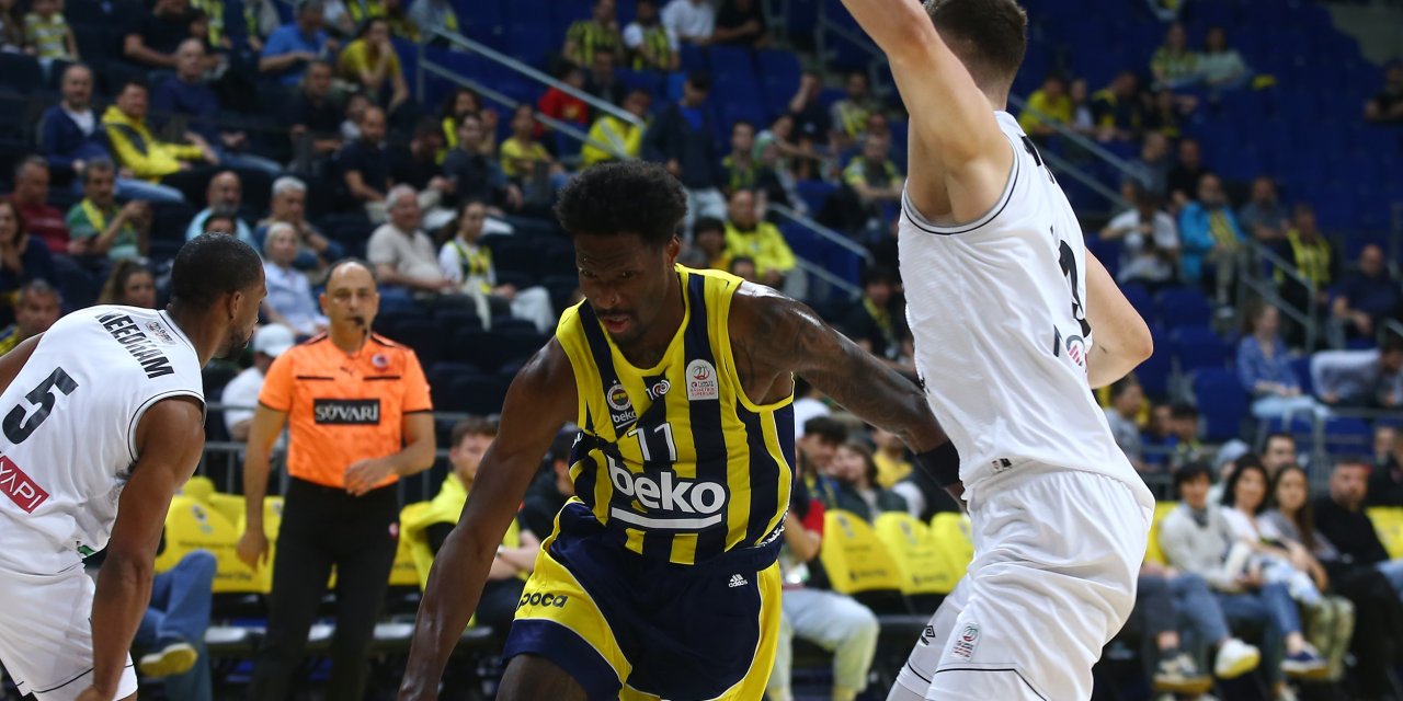 Fenerbahçe kendi evinde Beşiktaş'ı mağlup etti