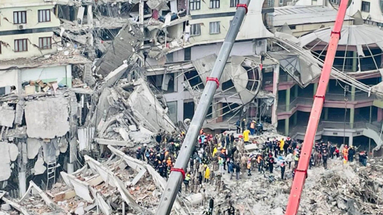 Depremde oteli yıkılan AKP'li isme hizmet plaketi verildi
