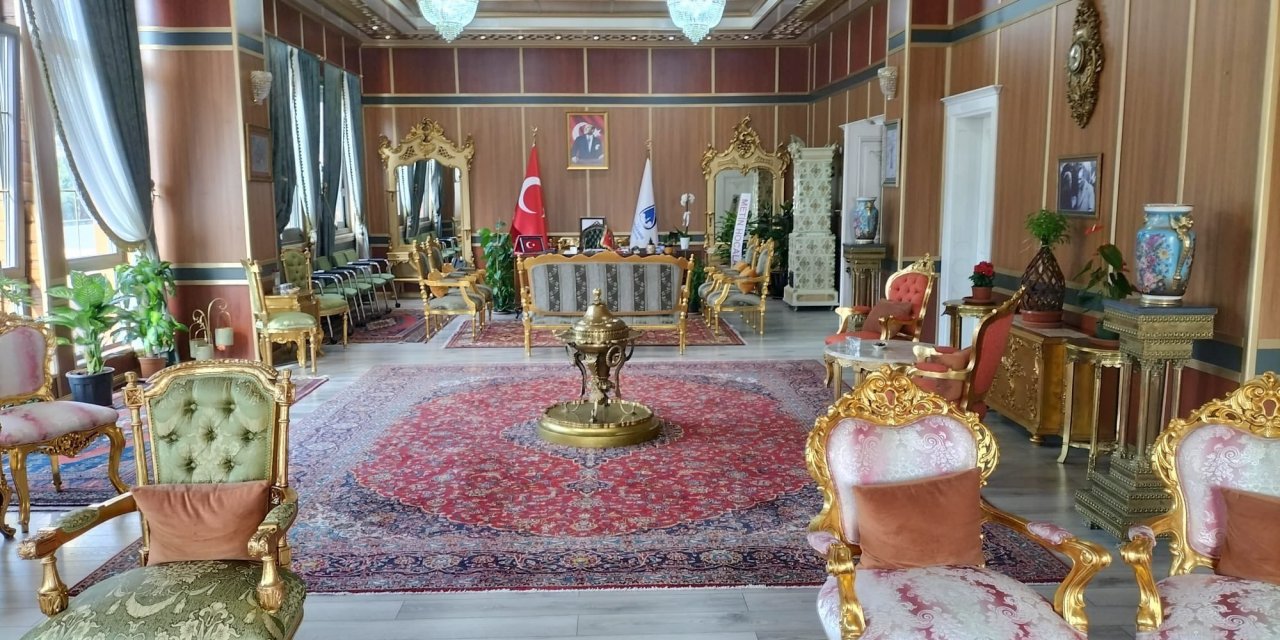 AKP'den CHP'ye geçen 270 bin nüfuslu belediyenin başkanlık odası: Adeta küçük bir saray