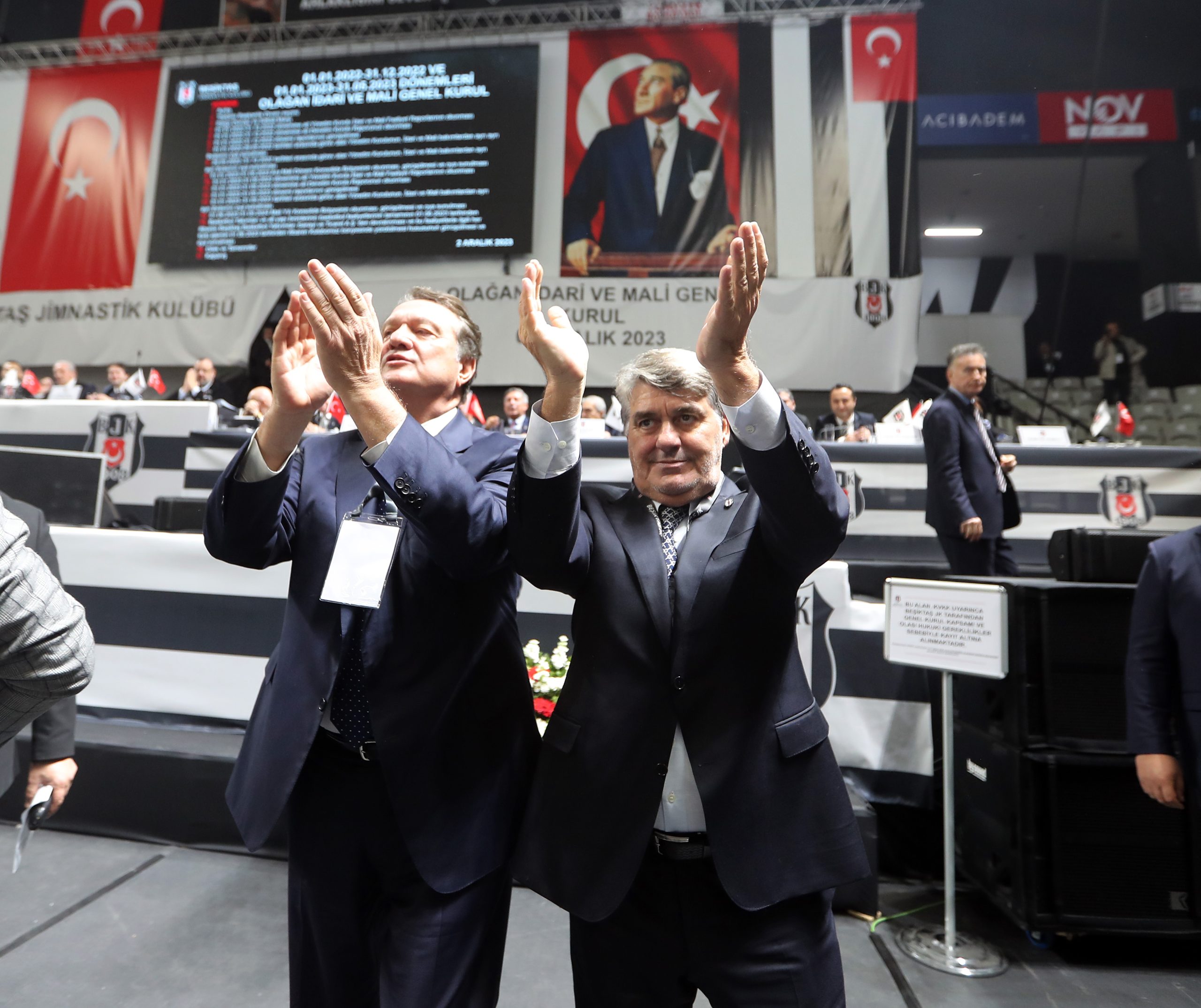 Beşiktaş'ta tarihi kongre! Hasan Arat ve Serdal Adalı delegeleri el ele selamladı
