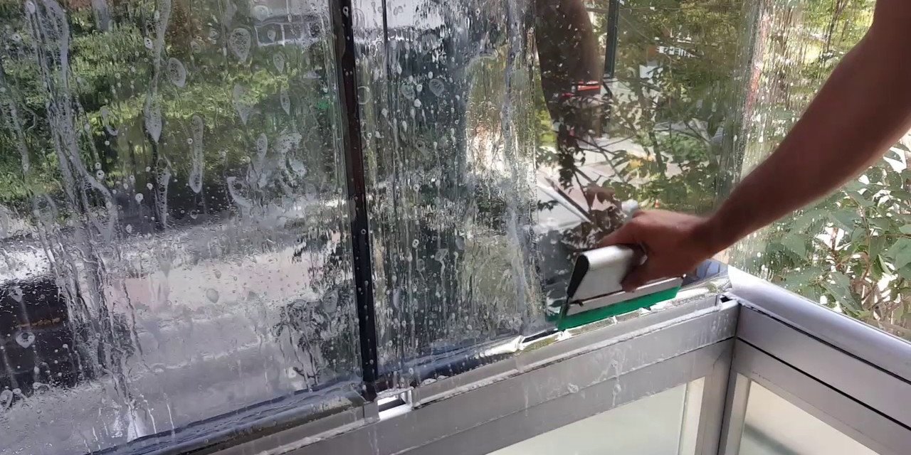 Lekesiz cam temizliği bu kadar kolaymış. 5 dakikada camlarınız pırıl pırıl oluyor