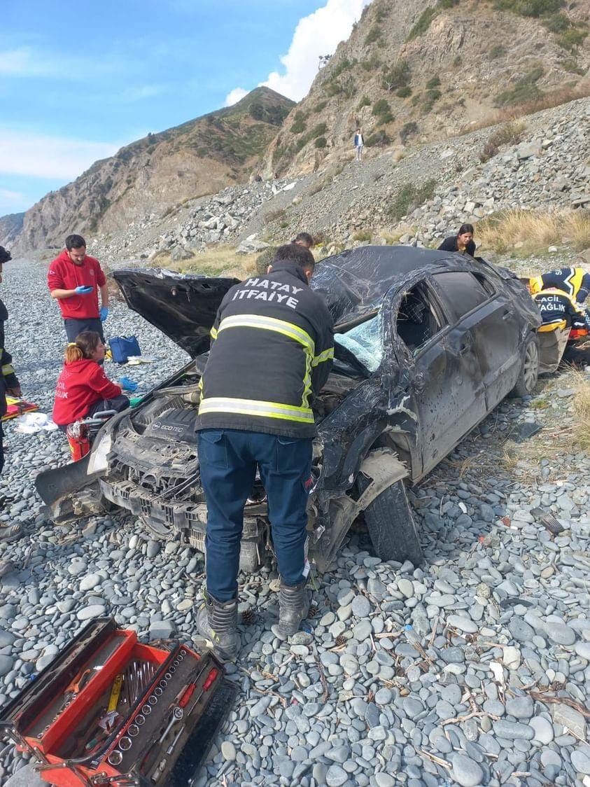 Hatay'da otomobil, 50 metreden uçuruma yuvarlandı: 1 ölü, 1 yaralı