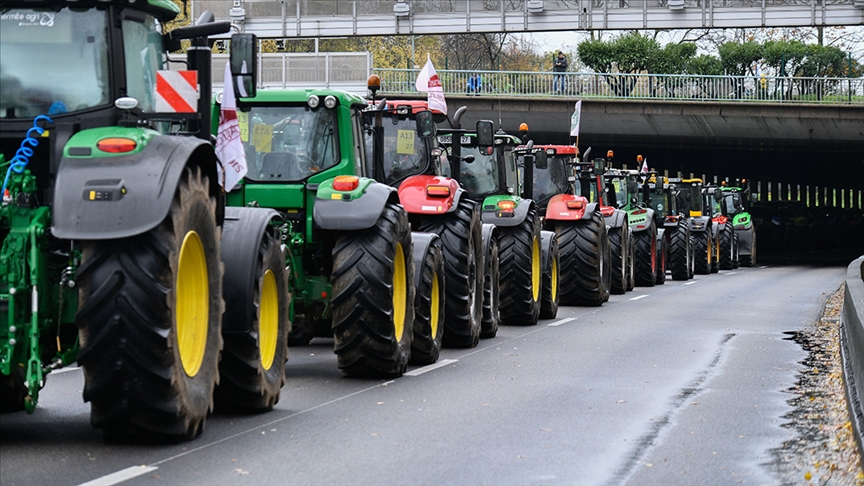 Fransa'da çiftçiler traktörleriyle bakanlığa giden yolu kapattı