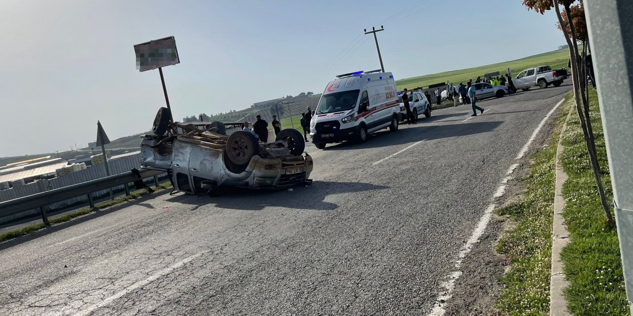 Siirt'te iki kamyonet çarpıştı; biri takla attı