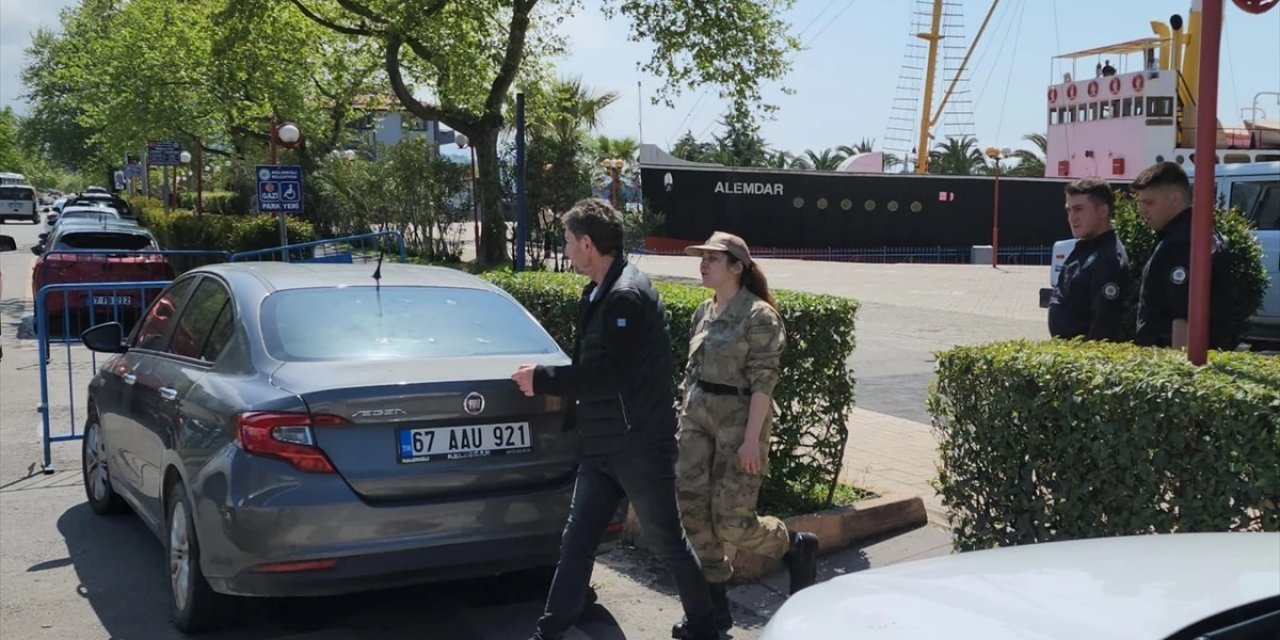 Jandarma üniforması giyen kadın, vatandaşlara kimlik kontrolü yaptı