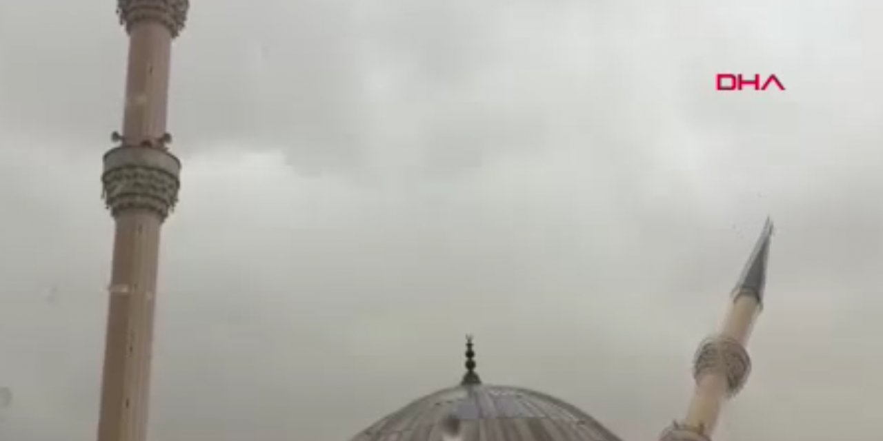 Çankırı'daki fırtınada minare devrildi
