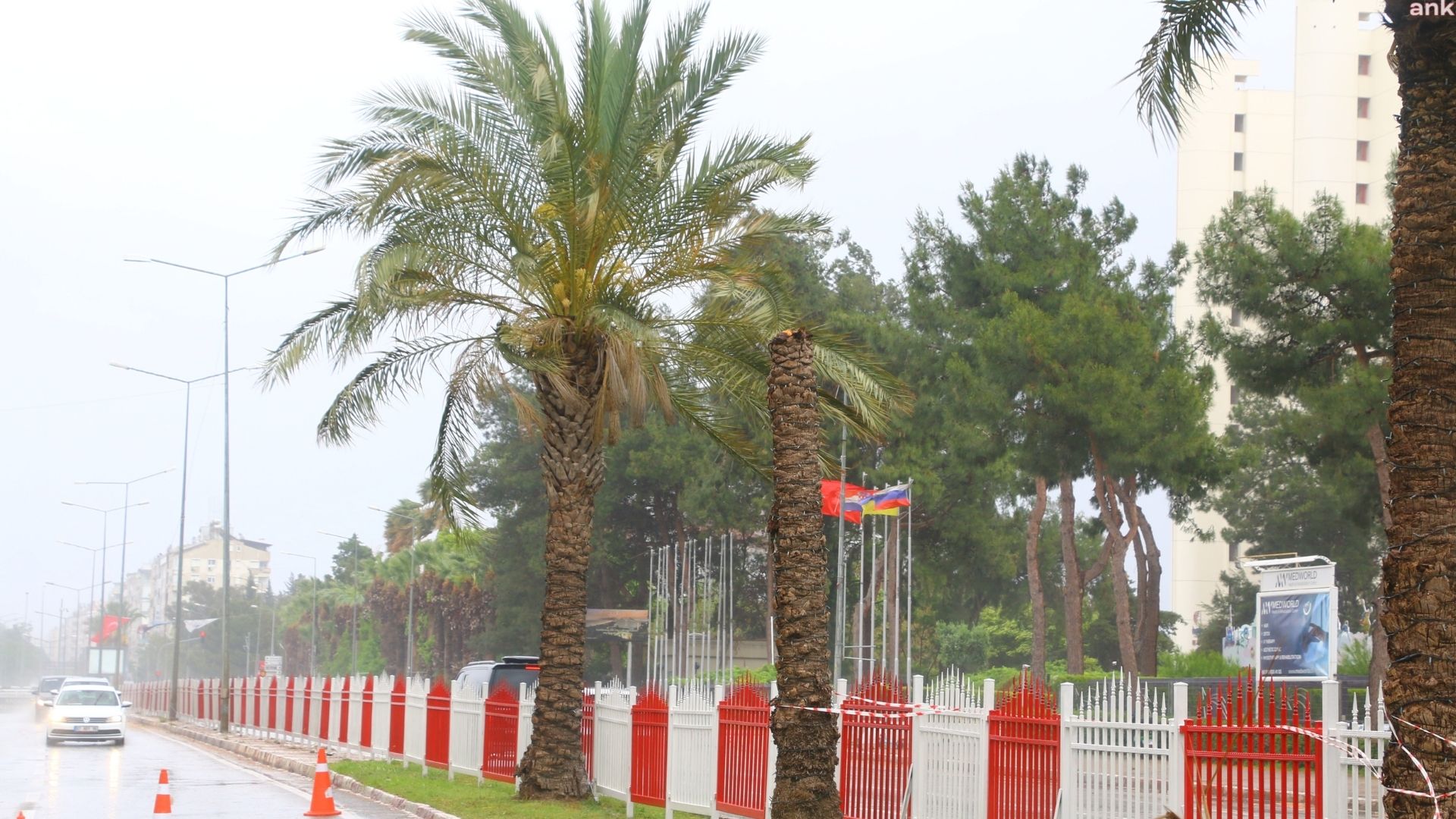 Antalya Büyükşehir Belediyesi fırtına için teyakkuza geçti