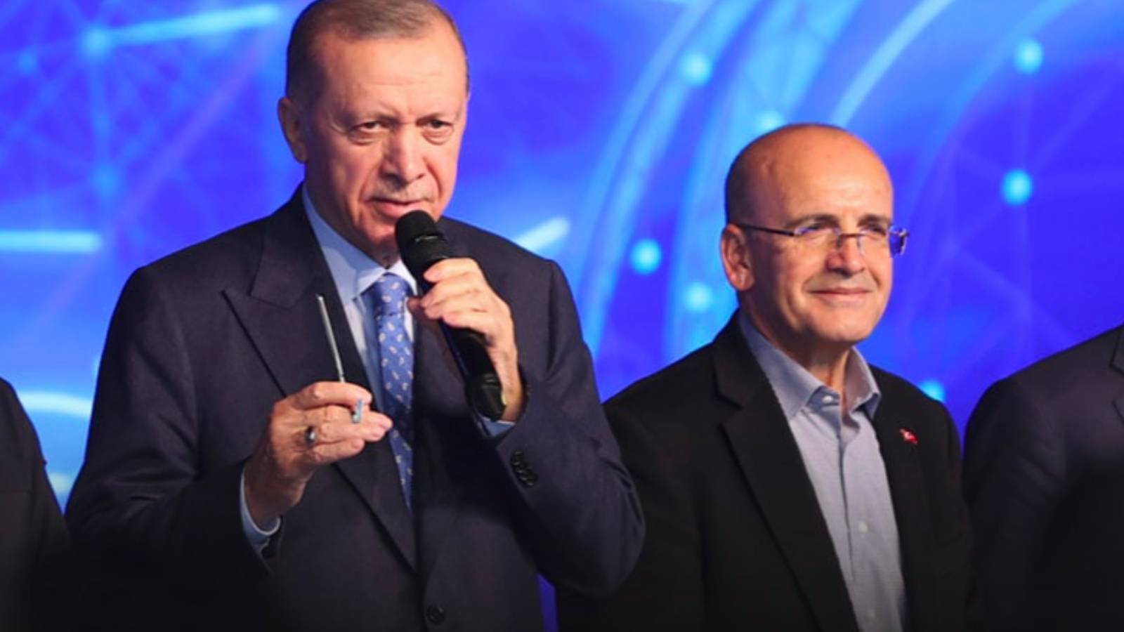Yeni Şafak yazarından AKP'ye eleştiri yağmuru: Devlet yığılıp kalmış bir şişmanlık sorunu yaşıyor