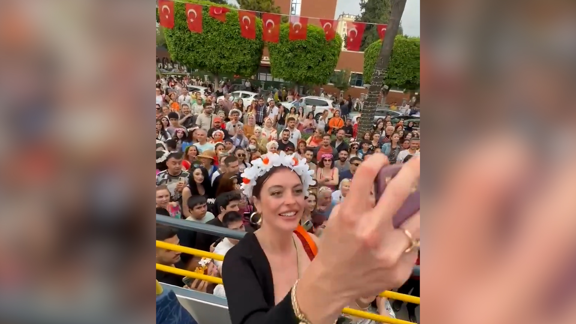 Melis Sezen, Portakal Çiçeği Festivali'ni yüksek enerjisiyle renklendirdi