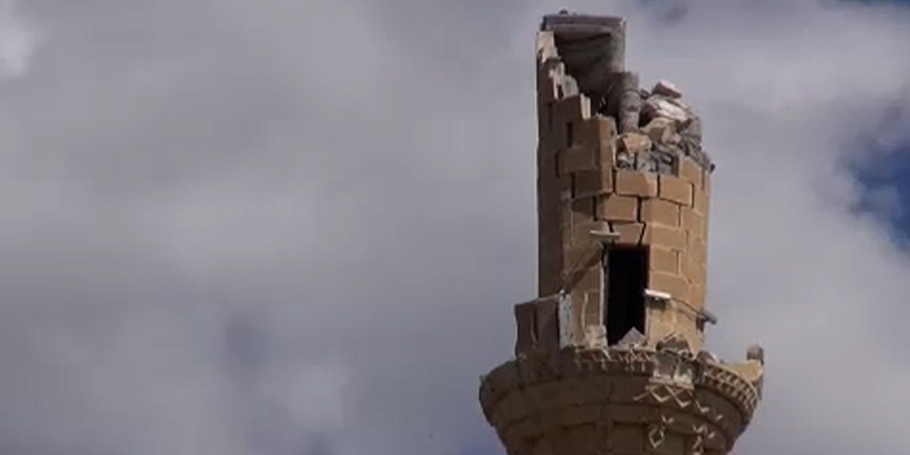 Tokat 'taki depremde hasar gören minare, kontrollü olarak yıkıldı