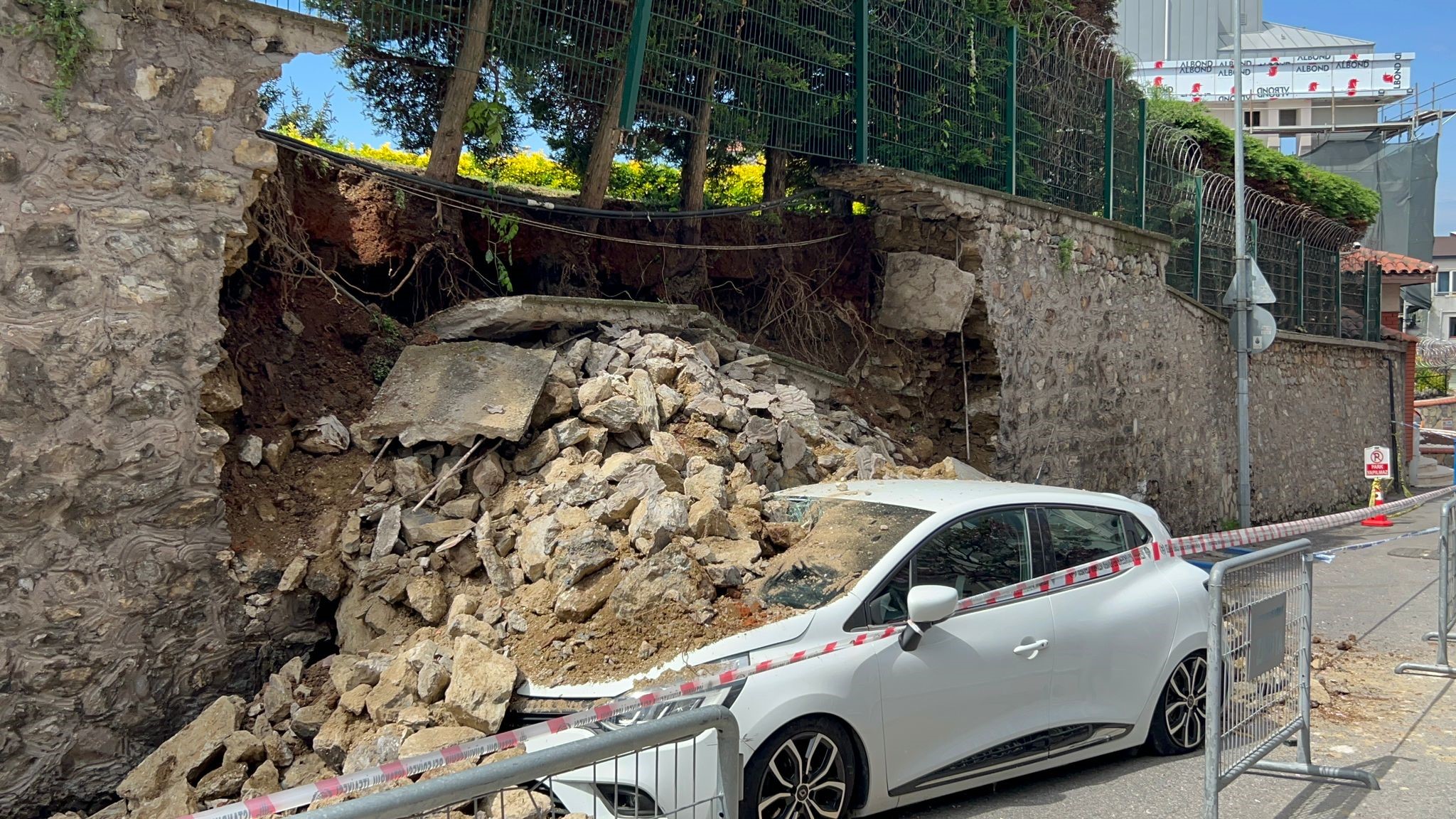 Üsküdar’da sitenin duvarı iki otomobilin üzerine çöktü