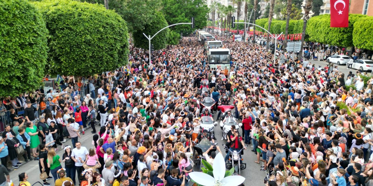 Adana'da Portakal Çiçeği Karnavalı'nın heyecanı sokakları sardı