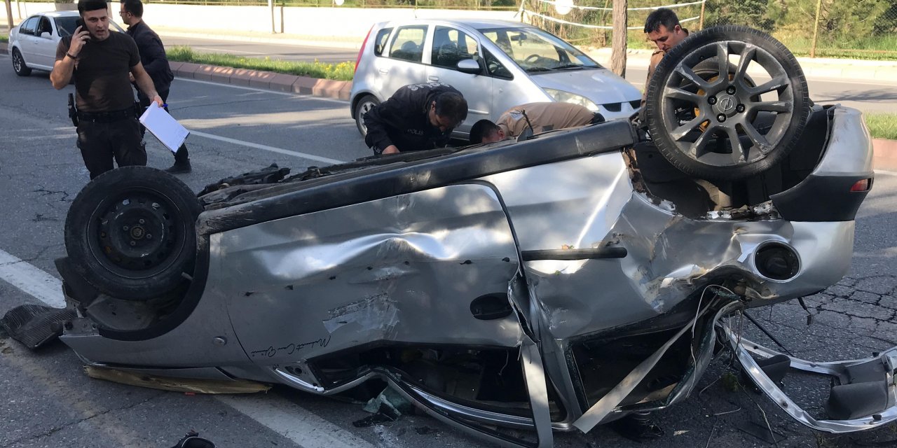 Takla atarak şerit değiştirdi: 2'si ağır 4 kişi yaralandı