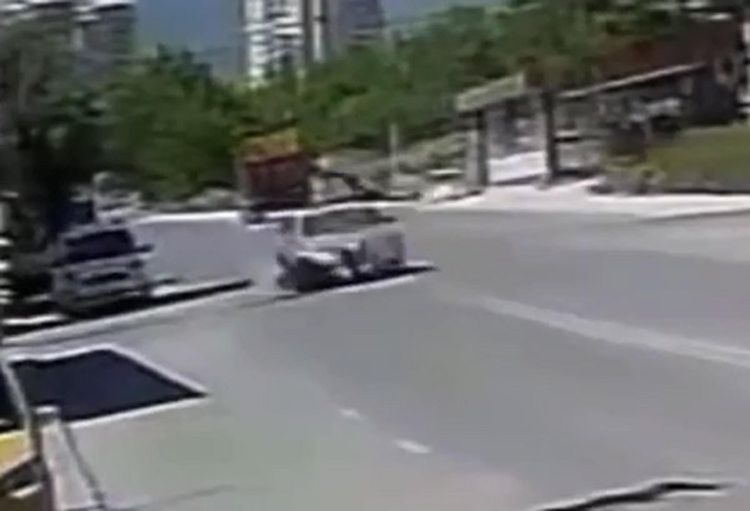 Otomobilin çarptığı motosikletin sürücüsü metrelerce havaya savruldu