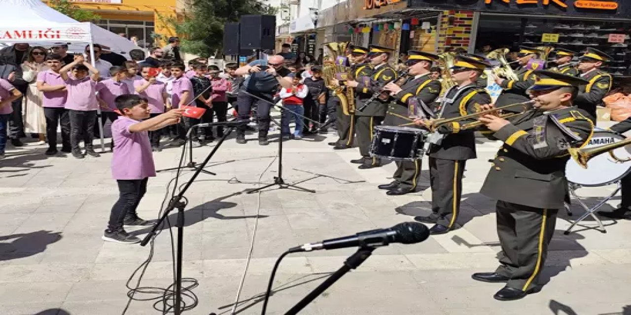 Şırnaklı çocuklar 23 Nisan etkinliklerinde askeri bando yönetip, şarkılar söyledi