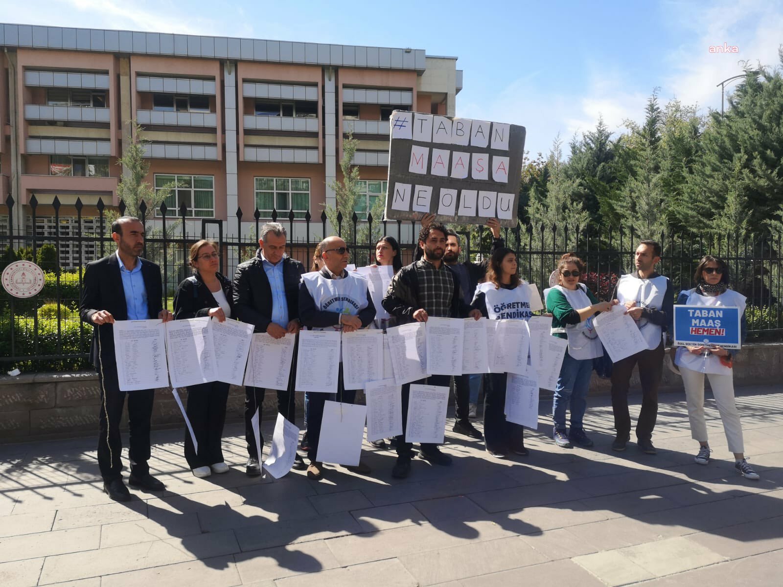 Özel sektör öğretmenleri, taban maaş hakkı için imza topladı: 'Talebimiz için mücadele devam edecek'
