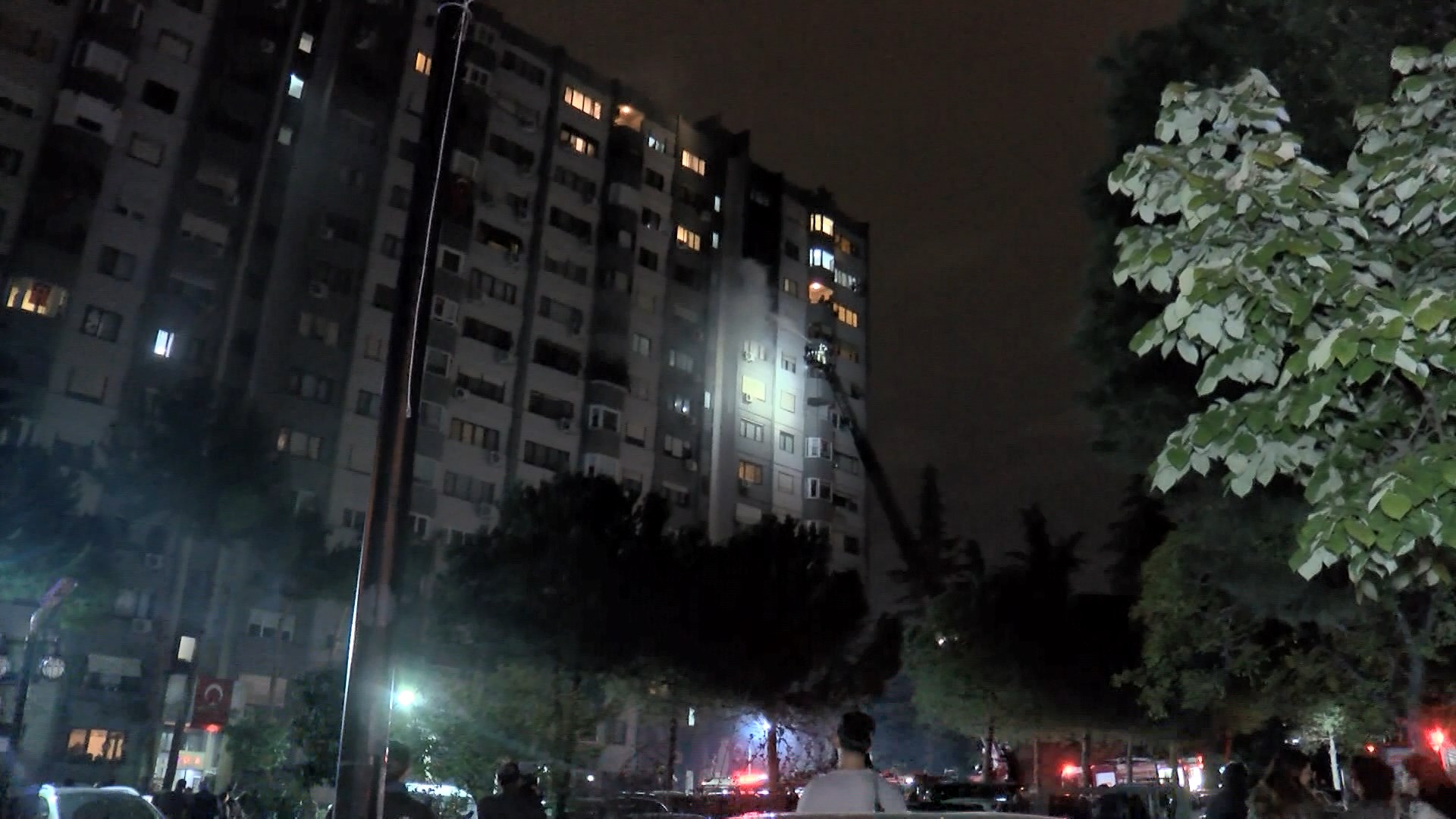 İstanbul'da 15 katlı binada yangın paniği: Apartman sakinleri sokağa döküldü