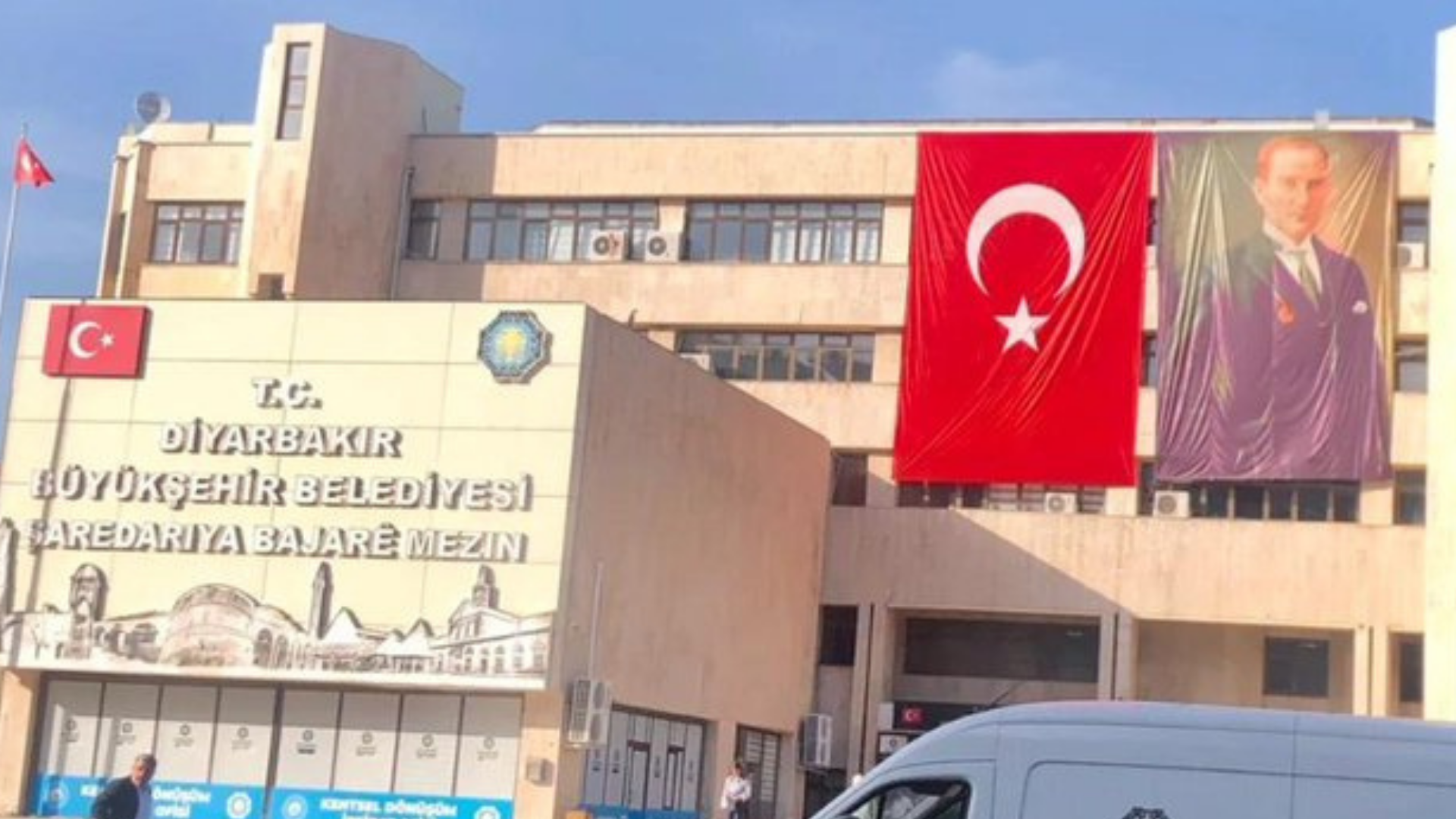 Son dönemde tartışmaların odağındaydı: Diyarbakır Büyükşehir Belediyesi’ne Türk bayrağı ve Atatürk posteri asıldı