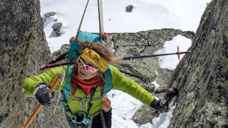 İtalya'da bir dağcı, 300 metre yükseklikten düşerek hayatını kaybetti