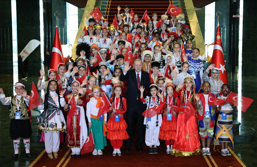 Erdoğan 23 Nisan dolayısıyla çocuklarla bir araya geldi