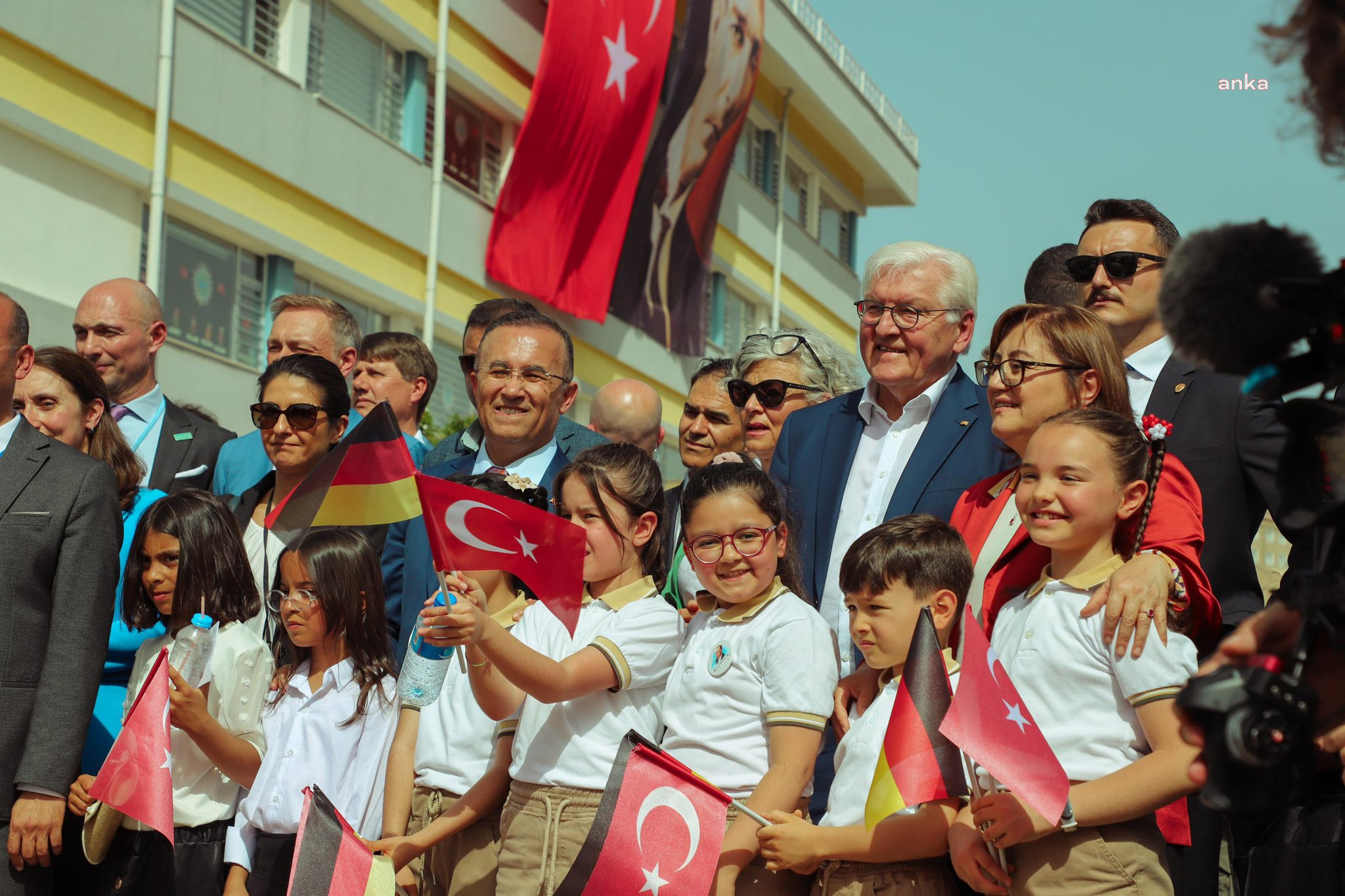 Almanya Cumhurbaşkanı Steinmeier, Gaziantep’te 23 Nisan kutlamalarına katıldı: Çocuklara forma dağıttı