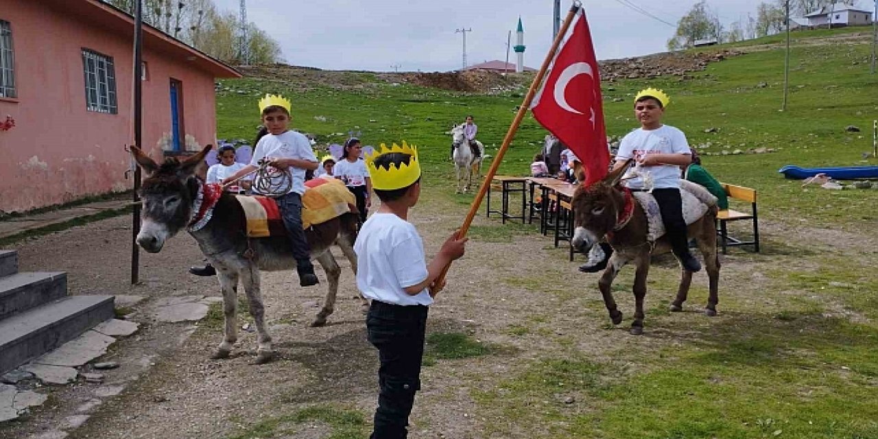 Varto'da 23 Nisan kutlaması at ve eşeklerle gerçekleşti