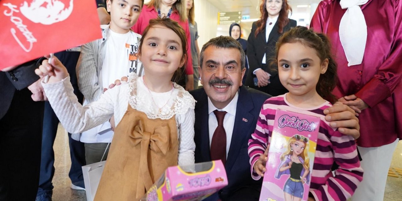 Milli Eğitim Bakanı hasta çocukların 23 Nisanını kutladı