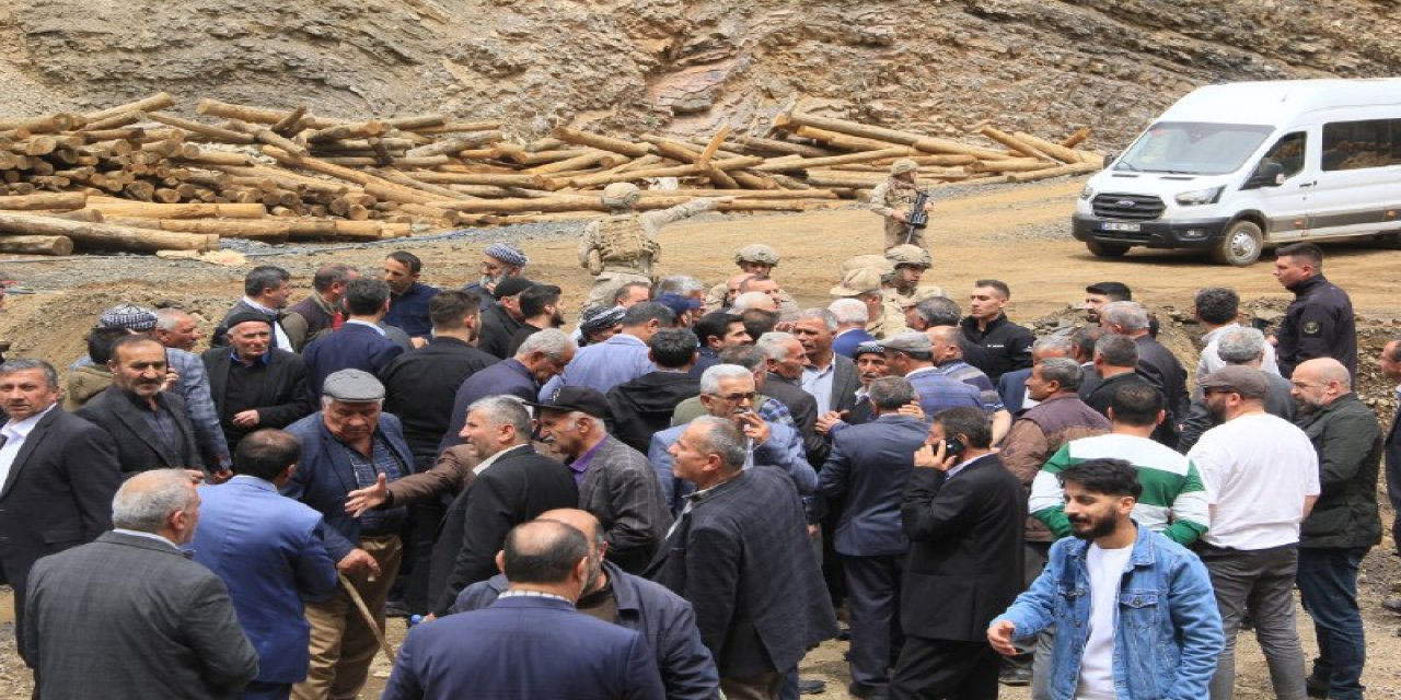 Hakkarililer köylüler çinko ve kurşun maden ocağını protesto etti