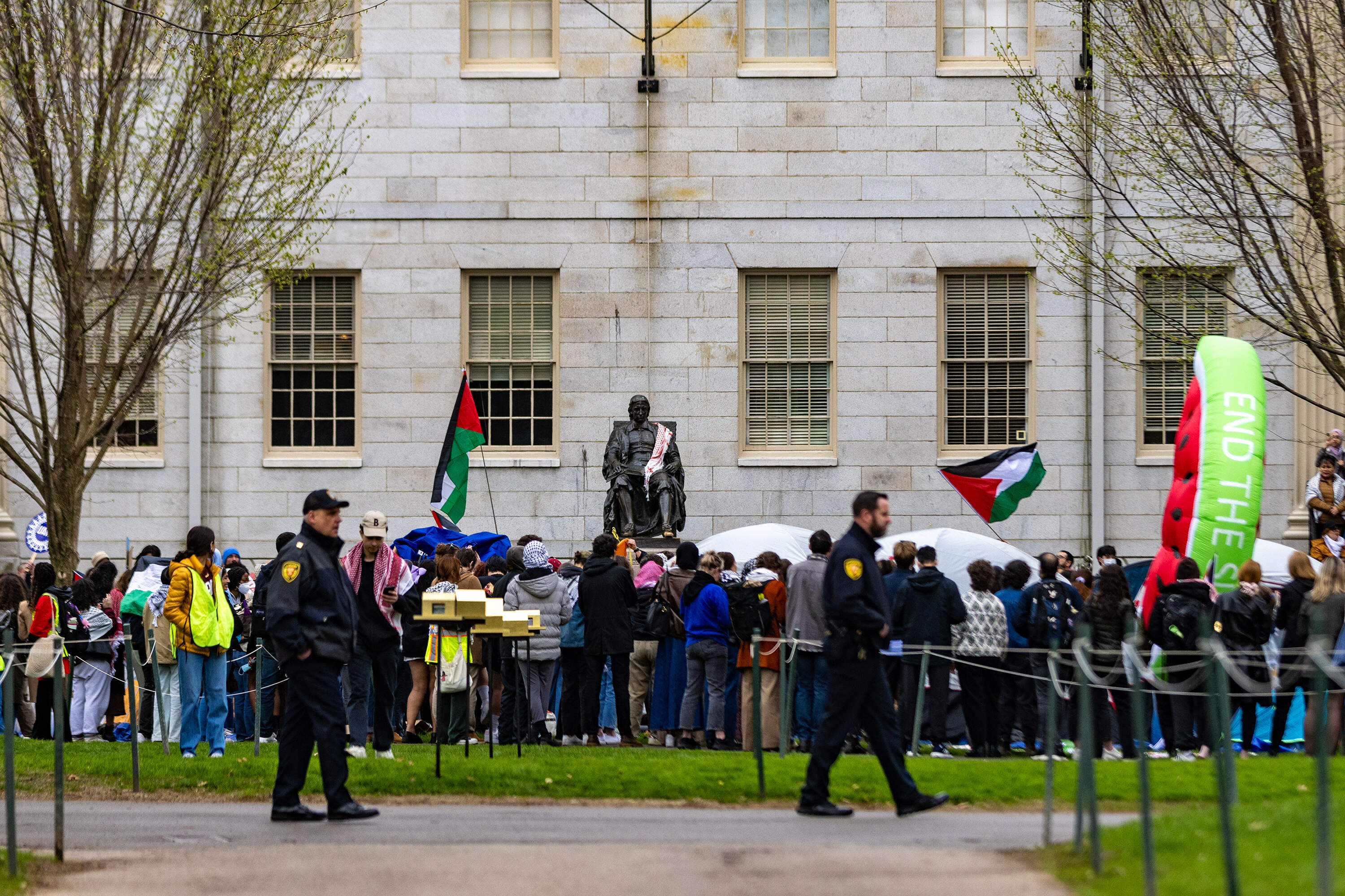 Filistin'e destek eylemleri Harvard'a sıçradı: Üniversite yönetimi engellemek için avluyu kapattı