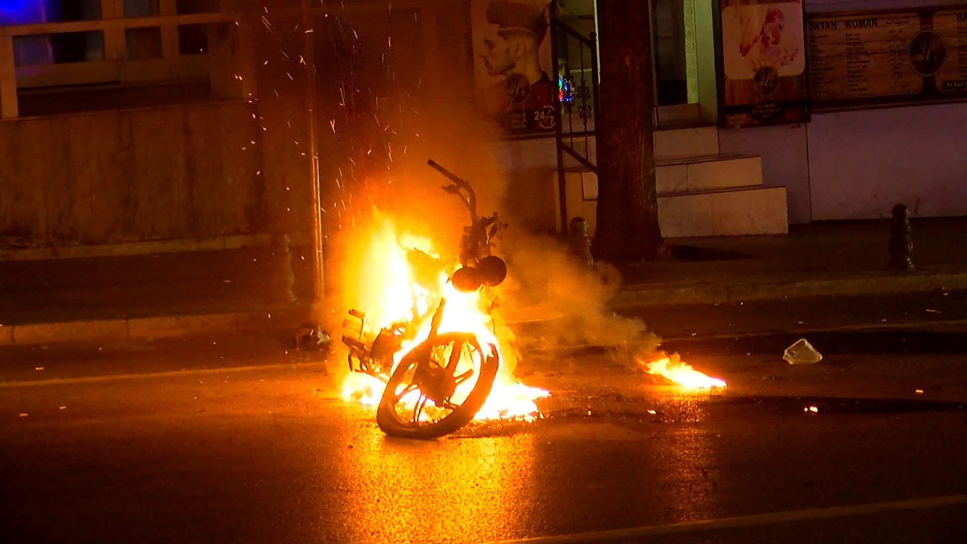 Polis denetimi sırasında sinir krizi geçirdi, motosikletini ateşe verdi
